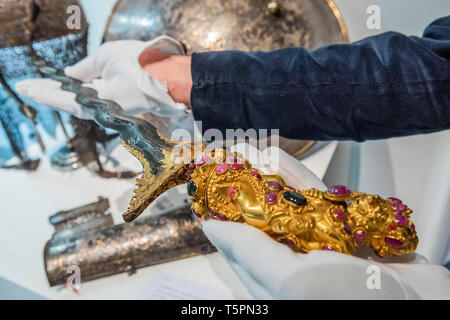 Sothebys, Londres, Royaume-Uni. 26 avr 2019. Une impressionnante courtois jeweled dagger (Kris), Indonésie, Bali, probablement 19ème / 20ème siècle (est.  : 000) - Un essai de 1 200 ans d'art du Moyen-Orient à Sotheby's Londres. Les ventes aux enchères aura lieu le 30 avril et 1 mai. Crédit : Guy Bell/Alamy Live News Banque D'Images