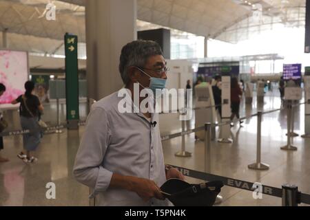 Hong Kong, Chine. Apr 25, 2019. Lam Wing-Kee, ancien libraire et la personne enlevée de 2015 Librairie Causeway Bay attend la compagnie aérienne avant l'incident au comptoir d'hier à l'Aéroport International de Hong Kong.( photographié, 2019 Avril-25 Avril-26 HK ), 2019 Hong Kong.ZUMA/Liau Chung-ren Crédit : Liau Chung-ren/ZUMA/Alamy Fil Live News Banque D'Images