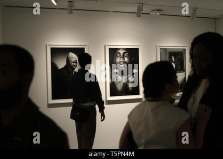 Cambridge, MA, USA. Apr 25, 2019. Public pendant la réception privée de Gordon Parks : Sélections de la Collection Doyen tenue à la galerie d'Ethelbert Cooper & Africaine African American dans l'Art au centre de l'Université Harvard, Hutchins, le 25 avril 2019 à Cambridge, Massachusetts Credit : Mpi43/media/Alamy Punch Live News Banque D'Images