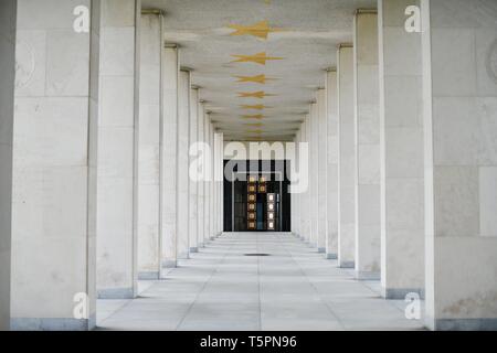 Henri Chapelle, Belgique. Apr 23, 2019. Henri-Chapelle American Cemetery and Memorial, en Belgique, près de ville de Henri-Chapelle, 23. Avril 2019. Henri-Chapelle American Cemetery and Memorial est une seconde guerre mondiale guerre cimetière militaire américain tombe. C'est l'un des trois cimetières de guerre américain en Bel | utilisée dans le monde entier : dpa Crédit/Alamy Live News Banque D'Images