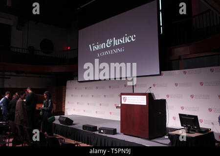 Cambridge, MA, USA. Apr 25, 2019. Au cours de l'atmosphère 209 Vision inaugurale et de la Justice, une convocation", organisé par l'Institut Radcliffe, le Centre de Hutchins et de la Fondation Ford organisée par Sarah E. Lewis, Ph.D, de l'Université de Harvard s'est tenue à la Radcliffe Center le 25 avril 2019 à Cambridge, Massachusetts Credit : Mpi43/media/Alamy Punch Live News Banque D'Images