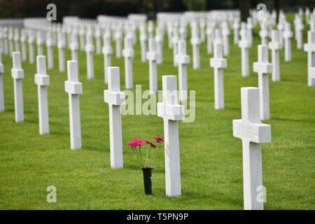 Henri Chapelle, Belgique. Apr 23, 2019. Henri-Chapelle American Cemetery and Memorial, en Belgique, près de ville de Henri-Chapelle, 23. Avril 2019. Henri-Chapelle American Cemetery and Memorial est une seconde guerre mondiale guerre cimetière militaire américain tombe. C'est l'un des trois cimetières de guerre américain en Bel | utilisée dans le monde entier : dpa Crédit/Alamy Live News Banque D'Images