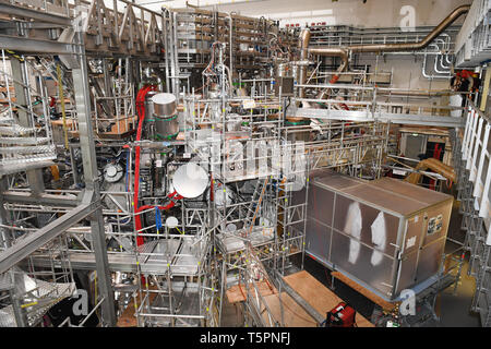 Greifswald, Allemagne. Apr 26, 2019. Vue du réacteur de recherche Wendelstein 7-X '' à l'Institut Max Planck de physique des plasmas. L'institut avec le réacteur à fusion Wendelstein 7-X '' se concentre sur la fusion nucléaire comme une possibilité de production d'énergie. Credit : Stefan Sauer/dpa-Zentralbild/dpa/Alamy Live News Banque D'Images