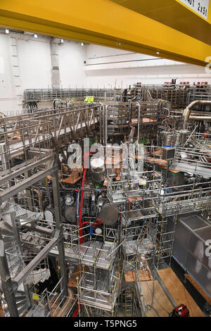 Greifswald, Allemagne. Apr 26, 2019. Vue du réacteur de recherche Wendelstein 7-X '' à l'Institut Max Planck de physique des plasmas. L'institut avec le réacteur à fusion Wendelstein 7-X '' se concentre sur la fusion nucléaire comme une possibilité de production d'énergie. Credit : Stefan Sauer/dpa-Zentralbild/dpa/Alamy Live News Banque D'Images