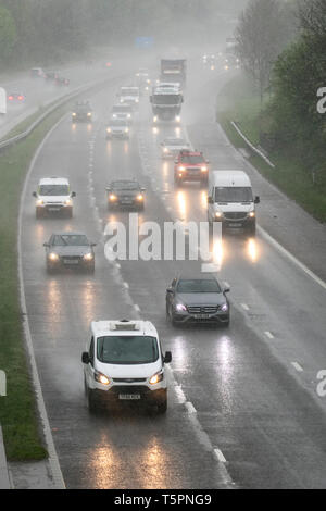 Lancaster, Lancashire. 26 avril, 2019. Météo britannique. De fortes pluies dans le nord-ouest sur le M6 que storm Hannah approches. Les avertissements ont été émis et les pilotes à la maison pour le week-end sont de plus en plus face à des conditions de conduite difficile, Crédit : MediaWorldImages/Alamy Live News Banque D'Images