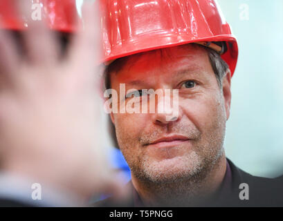 Greifswald, Allemagne. Apr 26, 2019. Robert Habeck, Président fédéral de Bündnis 90/Die Grünen, visite le centre de recherche sur la fusion nucléaire Wendelstein 7-x '' sur l'anniversaire de la catastrophe de Tchernobyl. L'institut avec le réacteur à fusion Wendelstein 7-X '' se concentre sur la fusion nucléaire comme une possibilité de production d'énergie. Credit : Stefan Sauer/dpa-Zentralbild/dpa/Alamy Live News Banque D'Images