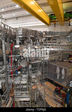 Greifswald, Allemagne. Apr 26, 2019. Vue du réacteur de recherche Wendelstein 7-X '' à l'Institut Max Planck de physique des plasmas. L'institut avec le réacteur à fusion Wendelstein 7-X '' se concentre sur la fusion nucléaire comme une possibilité de production d'énergie. Credit : Stefan Sauer/dpa-Zentralbild/dpa/Alamy Live News Banque D'Images