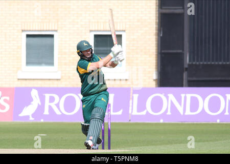 Nottingham, Royaume-Uni. Apr 26, 2019. Chris Nash hits au cours de la Royal London Simatai Cup match entre Notts Outlaws et renards Leicestershire à Trent Bridge, Nottingham, Angleterre le 26 avril 2019. Photo de John Mallett. Usage éditorial uniquement, licence requise pour un usage commercial. Aucune utilisation de pari, de jeux ou d'un seul club/ligue/dvd publications. Credit : UK Sports Photos Ltd/Alamy Live News Banque D'Images