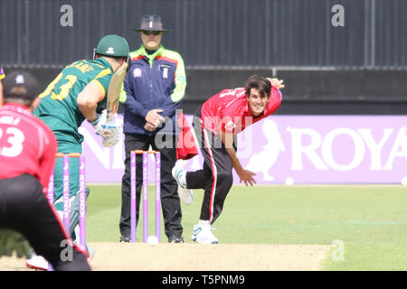Nottingham, Royaume-Uni. Apr 26, 2019. Chris Wright bowling à Joe Clarke au cours de la Royal London Simatai Cup match entre Notts Outlaws et renards Leicestershire à Trent Bridge, Nottingham, Angleterre le 26 avril 2019. Photo de John Mallett. Usage éditorial uniquement, licence requise pour un usage commercial. Aucune utilisation de pari, de jeux ou d'un seul club/ligue/dvd publications. Credit : UK Sports Photos Ltd/Alamy Live News Banque D'Images
