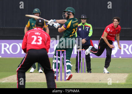 Nottingham, Royaume-Uni. Apr 26, 2019. Joe Clarke tire Chris Wright pour 4 au cours de la Royal London Simatai Cup match entre Notts Outlaws et renards Leicestershire à Trent Bridge, Nottingham, Angleterre le 26 avril 2019. Photo de John Mallett. Usage éditorial uniquement, licence requise pour un usage commercial. Aucune utilisation de pari, de jeux ou d'un seul club/ligue/dvd publications. Credit : UK Sports Photos Ltd/Alamy Live News Banque D'Images