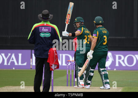 Nottingham, Royaume-Uni. Apr 26, 2019. Joe Clarke reconnaît sa50 au cours de la Royal London Simatai Cup match entre Notts Outlaws et renards Leicestershire à Trent Bridge, Nottingham, Angleterre le 26 avril 2019. Photo de John Mallett. Usage éditorial uniquement, licence requise pour un usage commercial. Aucune utilisation de pari, de jeux ou d'un seul club/ligue/dvd publications. Credit : UK Sports Photos Ltd/Alamy Live News Banque D'Images