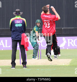 Nottingham, Royaume-Uni. Apr 26, 2019. Gavin Griffiths bowling à Ben Duckett au cours de la Royal London Simatai Cup match entre Notts Outlaws et renards Leicestershire à Trent Bridge, Nottingham, Angleterre le 26 avril 2019. Photo de John Mallett. Usage éditorial uniquement, licence requise pour un usage commercial. Aucune utilisation de pari, de jeux ou d'un seul club/ligue/dvd publications. Credit : UK Sports Photos Ltd/Alamy Live News Banque D'Images