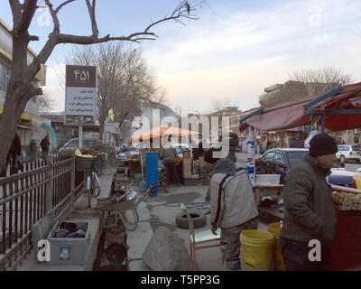 Kaboul, Afghanistan. 08Th Mar, 2019. Les vendeurs de rue à vendre leurs biens dans l'ouest de la ville. Credit : Christine-Felice Medno/dpa/Alamy Live News Banque D'Images