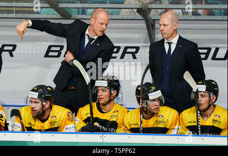 Regensburg, Allemagne. Apr 25, 2019. Entraîneur national Toni SÖDERHOLM DEB DEB, headcoach, team manager, Cory MURPHY, DEB-Co Trainer Pro LNH Leon DRAISAITL, DEB 29 (Edmonton Oilers) Boissons à partir de la bouteille d'eau, la soif, la soif, l'eau, liquide, isotonique, la nutrition, la nutrition sportive, l'équilibre électrolytique, Frederik TIFFELS, DEB 95 Marcel NOEBELS, DEB 92 ALLEMAGNE - AUTRICHE 2-3 Euro Hockey sur Glace Hockey Challenge à Regensburg, Allemagne, le 25 avril 2019, de la saison 2018/2019, Deutschland, Österreich Crédit : Peter Schatz/Alamy Live News Banque D'Images