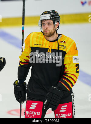 Regensburg, Allemagne. Apr 25, 2019. Joueur pro LNH Leon DRAISAITL, DEB 29 (Edmonton Oilers) L'Allemagne, l'Autriche., . Saison 2018/2019, Deutschland, Österreich Crédit : Peter Schatz/Alamy Live News Banque D'Images