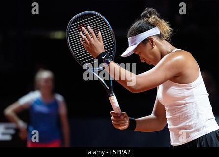 Stuttgart, Allemagne. Apr 26, 2019. Tennis : WTA-Tour - Grand Prix Porsche Stuttgart, des célibataires, des femmes, des quarts de finale, Osaka (Japon) - Vekic (Croatie). Naomi Osaka est de répondre. Credit : Marijan Murat/dpa/Alamy Live News Banque D'Images