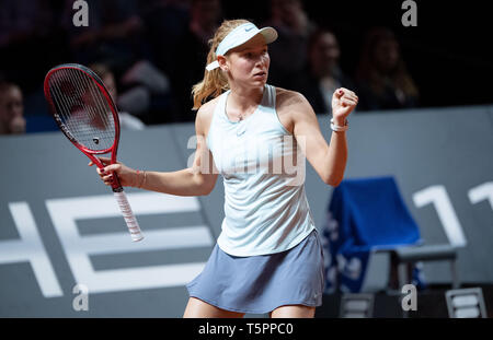 Stuttgart, Allemagne. Apr 26, 2019. Tennis : WTA-Tour - Grand Prix Porsche Stuttgart, des célibataires, des femmes, des quarts de finale, Osaka (Japon) - Vekic (Croatie). Donna Vekic est de répondre. Credit : Marijan Murat/dpa/Alamy Live News Banque D'Images