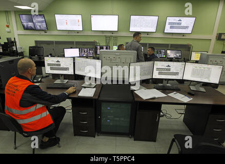 Kiev, Ukraine. Apr 26, 2019. Les travailleurs sont vus dans une salle de contrôle centrale de la nouvelle enceinte de confinement au cours du quatrième bloc de la centrale nucléaire de Tchernobyl est vu à Tchernobyl, en Ukraine, le 26 avril 2019. Les Ukrainiens marquer le 33e anniversaire de la catastrophe de Tchernobyl qui a été le pire accident nucléaire, s'est produite le 26 avril 1986. Crédit : Serg Glovny/ZUMA/Alamy Fil Live News Banque D'Images