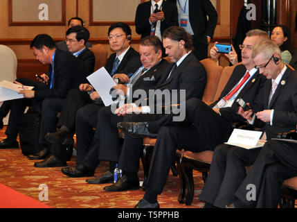 Beijing, Chine. Apr 26, 2019. Président de l'Association de hockey sur glace tchèque Tomas Kral (4e à partir de la droite ) et joueur de hockey sur glace tchèque Jaromir Jagr (3e à partir de la droite) a signé un accord avec leurs collègues chinois sur un développement d'Czech-Chinese programme de hockey sur glace, à Beijing, Chine, le 26 avril 2019. 2e à partir de la droite est vu Jaroslav Tvrdik, Président du Conseil de l'équipe de soccer SK Slavia Prague. Photo : CTK Karel Capek/Photo/Alamy Live News Banque D'Images