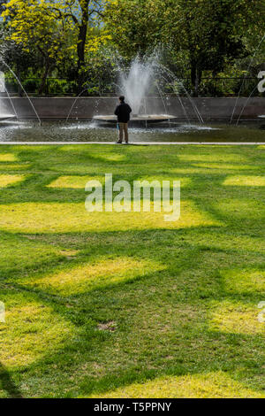 Marble Arch, London, UK. Apr 26, 2019. Une ville fantôme, seulement marqué par des taches jaunes sur l'herbe, avec un seul camping-reamining. Le site de la rébellion Extinction Camp à Marble Arch. Crédit : Guy Bell/Alamy Live News Banque D'Images