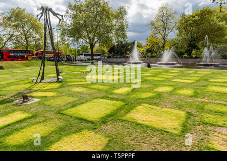 Marble Arch, London, UK. Apr 26, 2019. Une ville fantôme, seulement marqué par des taches jaunes sur l'herbe, avec un seul camping-reamining. Le site de la rébellion Extinction Camp à Marble Arch. Crédit : Guy Bell/Alamy Live News Banque D'Images