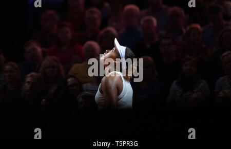 Stuttgart, Allemagne. Apr 26, 2019. Tennis : WTA-Tour - Grand Prix Porsche Stuttgart, des célibataires, des femmes, des quarts de finale, Osaka (Japon) - Vekic (Croatie). Naomi Osaka est de répondre. Credit : Marijan Murat/dpa/Alamy Live News Banque D'Images