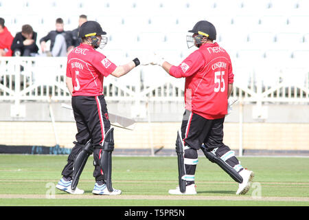 Nottingham, Royaume-Uni. Apr 26, 2019. Mark Cosgrove fête ses 50 avec Harry Dearden durant la journée Londres Royal Cup match entre Notts Outlaws et renards Leicestershire à Trent Bridge, Nottingham, Angleterre le 26 avril 2019. Photo de John Mallett. Usage éditorial uniquement, licence requise pour un usage commercial. Aucune utilisation de pari, de jeux ou d'un seul club/ligue/dvd publications. Credit : UK Sports Photos Ltd/Alamy Live News Banque D'Images