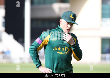 Nottingham, Royaume-Uni. Apr 26, 2019. Tom Moores quitte le champ ayant été frappé tout en gardant pendant le guichet Royal London Simatai Cup match entre Notts Outlaws et renards Leicestershire à Trent Bridge, Nottingham, Angleterre le 26 avril 2019. Photo de John Mallett. Usage éditorial uniquement, licence requise pour un usage commercial. Aucune utilisation de pari, de jeux ou d'un seul club/ligue/dvd publications. Credit : UK Sports Photos Ltd/Alamy Live News Banque D'Images