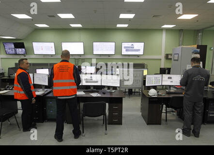 Kiev, Kiev, Ukraine. Apr 26, 2019. Visible à l'intérieur de travailleurs une salle de commande centrale de la nouvelle enceinte de confinement qui couvre la 4e bloc de la centrale nucléaire de Tchernobyl lors de l'anniversaire.ukrainiens a marqué le 33e anniversaire de la catastrophe de Tchernobyl. L'explosion du quatrième bloc de la centrale nucléaire de Tchernobyl le 26 avril 1986, est toujours considéré comme le plus grand accident de l'histoire de la production d'énergie nucléaire. Crédit : Pavlo Gonchar SOPA/Images/ZUMA/Alamy Fil Live News Banque D'Images