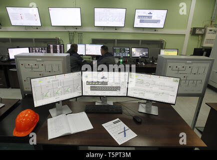 Kiev, Kiev, Ukraine. Apr 26, 2019. Visible à l'intérieur de travailleurs une salle de commande centrale de la nouvelle enceinte de confinement qui couvre la 4e bloc de la centrale nucléaire de Tchernobyl lors de l'anniversaire.ukrainiens a marqué le 33e anniversaire de la catastrophe de Tchernobyl. L'explosion du quatrième bloc de la centrale nucléaire de Tchernobyl le 26 avril 1986, est toujours considéré comme le plus grand accident de l'histoire de la production d'énergie nucléaire. Crédit : Pavlo Gonchar SOPA/Images/ZUMA/Alamy Fil Live News Banque D'Images