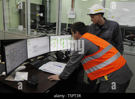 Kiev, Kiev, Ukraine. Apr 26, 2019. Visible à l'intérieur de travailleurs une salle de commande centrale de la nouvelle enceinte de confinement qui couvre la 4e bloc de la centrale nucléaire de Tchernobyl lors de l'anniversaire.ukrainiens a marqué le 33e anniversaire de la catastrophe de Tchernobyl. L'explosion du quatrième bloc de la centrale nucléaire de Tchernobyl le 26 avril 1986, est toujours considéré comme le plus grand accident de l'histoire de la production d'énergie nucléaire. Crédit : Pavlo Gonchar SOPA/Images/ZUMA/Alamy Fil Live News Banque D'Images