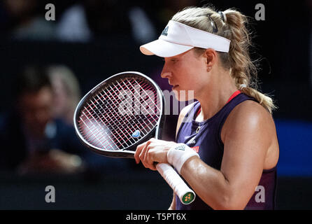 Stuttgart, Allemagne. Apr 26, 2019. Tennis : WTA-Tour - Grand Prix Porsche Stuttgart, des célibataires, des femmes, des quarts de finale, Bertens (Pays-Bas) - Kerber (Allemagne). Angelique Kerber est de répondre. Credit : Marijan Murat/dpa/Alamy Live News Banque D'Images