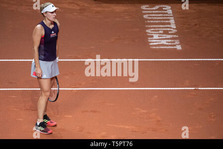 Stuttgart, Allemagne. Apr 26, 2019. Tennis : WTA-Tour - Grand Prix Porsche Stuttgart, des célibataires, des femmes, des quarts de finale, Bertens (Pays-Bas) - Kerber (Allemagne). Angelique Kerber est de répondre. Credit : Marijan Murat/dpa/Alamy Live News Banque D'Images