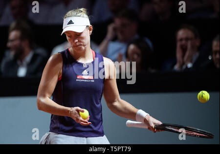 Stuttgart, Allemagne. Apr 26, 2019. Tennis : WTA-Tour - Grand Prix Porsche Stuttgart, des célibataires, des femmes, des quarts de finale, Bertens (Pays-Bas) - Kerber (Allemagne). Angelique Kerber est de répondre. Credit : Marijan Murat/dpa/Alamy Live News Banque D'Images