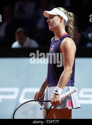 Stuttgart, Allemagne. Apr 26, 2019. Tennis : WTA-Tour - Grand Prix Porsche Stuttgart, des célibataires, des femmes, des quarts de finale, Bertens (Pays-Bas) - Kerber (Allemagne). Angelique Kerber est de répondre. Credit : Marijan Murat/dpa/Alamy Live News Banque D'Images