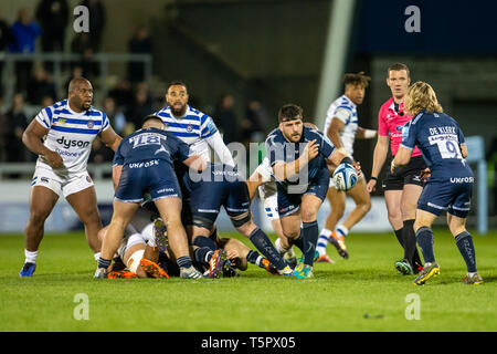 Stade AJ Bell, Salford, Royaume-Uni. Apr 26, 2019. Gallagher Premiership rugby, vente, contre Bath ; Rob Webber passe le ballon au Faf de Klerk de Sale Sharks : Action Crédit Plus Sport/Alamy Live News Banque D'Images