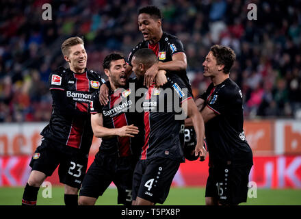 26 avril 2019, en Bavière, Augsbourg : L-R : Leverkusen's Mitchell Weiser, Kevin Volland, gardien Jonathan Tah, Wendell et Julian Baumgartlinger célébrer un but qui leur a pris à 3-1 dans leur match de Bundesliga contre Augsburg WWK Arena, Augsburg, Allemagne Le 26 avril 2019. Leverkusen a gagné 4-1. Photo : Sven Hoppe/DPA - WICHTIGER HINWEIS : gemäß den Vorgaben der DFL Deutsche Fußball Liga bzw. des DFB Deutscher Fußball-Bund es ist untersagt, en dem Stadion und/oder vom Spiel von angefertigte Sequenzbildern Fotoaufnahmen en forme und/oder videoähnlichen Fotostrecken zu verwalten und zu verwalten. la Banque D'Images