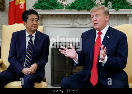 Washington, DC, USA. Apr 26, 2019. Le président américain, Donald J. Trump se réunit avec le Premier ministre japonais Shinzo Abe dans le bureau ovale de la Maison Blanche à Washington, DC, USA, 26 avril 2019. Le président Trump est l'hôte d'un dîner pour le premier ministre Abe et son épouse célébrant le 49e anniversaire de la Première Dame Crédit : Shawn Thew/Piscine via CNP | Conditions de crédit dans le monde entier : dpa/Alamy Live News Banque D'Images