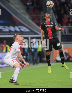 Augsburg, Allemagne. Apr 26, 2019. Leverkusen est Wendell (haut) le dispute à l'Augsbourg André Hahn lors d'un match de Bundesliga allemande à Augsburg, Allemagne, le 26 avril 2019. Leverkusen a gagné 4-1. Crédit : Philippe Ruiz/Xinhua/Alamy Live News Banque D'Images