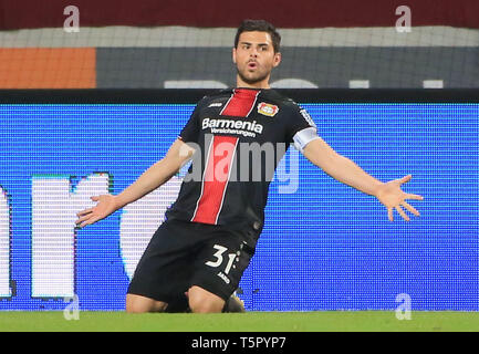 Augsburg, Allemagne. Apr 26, 2019. Leverkusen's Kevin Volland célèbre son score lors d'un match de Bundesliga allemande contre le FC Augsburg à Augsbourg (Allemagne), le 26 avril 2019. Leverkusen a gagné 4-1. Crédit : Philippe Ruiz/Xinhua/Alamy Live News Banque D'Images