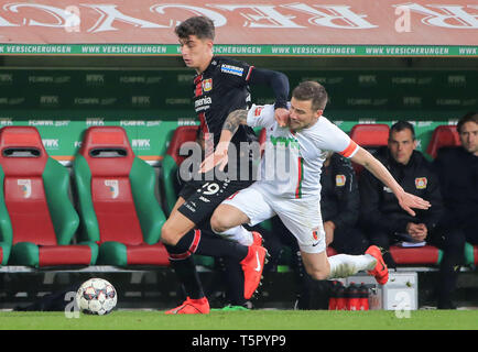 Augsburg, Allemagne. Apr 26, 2019. Leverkusen's Kai Havertz (L) le dispute à l'Augsbourg Daniel Baier lors d'un match de Bundesliga allemande à Augsburg, Allemagne, le 26 avril 2019. Leverkusen a gagné 4-1. Crédit : Philippe Ruiz/Xinhua/Alamy Live News Banque D'Images