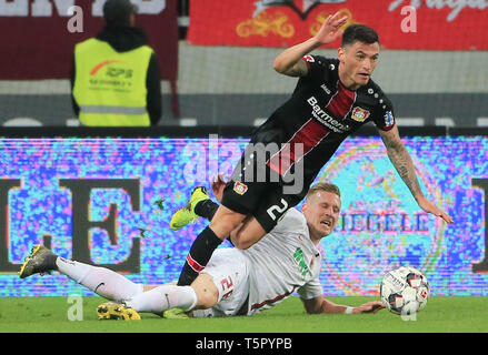 Augsburg, Allemagne. Apr 26, 2019. Leverkusen's Charles Aranguiz (haut) le dispute à l'Augsbourg André Hahn lors d'un match de Bundesliga allemande à Augsburg, Allemagne, le 26 avril 2019. Leverkusen a gagné 4-1. Crédit : Philippe Ruiz/Xinhua/Alamy Live News Banque D'Images