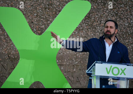 Santiago Abascal, chef du parti de droite politique VOX, est perçu au cours de la campagne électorale, le 26 avril 2019 à Madrid, Espagne. Des dizaines de milliers d'assister à l'acte politique de l'extrême-droite VOX. C'est un parti politique espagnol fondé en 2013. Selon les prévisions, VOX fera partie du nouveau gouvernement espagnol. Credit : Jorge Rey/MediaPunch Banque D'Images