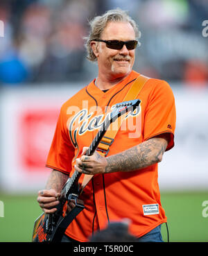 San Francisco, Californie, USA. Apr 26, 2019. James Hetfield de Metallica joue le ''Star Spangled Banner'', avant qu'un jeu entre la MLB New York Yankees et les Giants de San Francisco au parc d'Oracle à San Francisco, Californie. Valerie Shoaps/CSM/Alamy Live News Banque D'Images