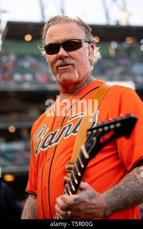 San Francisco, Californie, USA. Apr 26, 2019. James Hetfield de Metallica se réchauffe pour la ''Star Spangled Banner'', avant qu'un jeu entre la MLB New York Yankees et les Giants de San Francisco au parc d'Oracle à San Francisco, Californie. Valerie Shoaps/CSM/Alamy Live News Banque D'Images