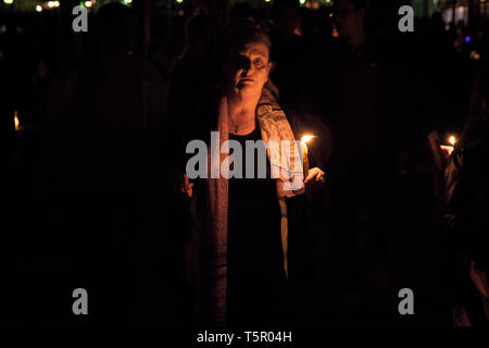 Une femme Chrétiens Orthodoxes commémorent le Vendredi saint (vendredi) Grande comme ils participent à la procession de l'épitaphe en tenant des bougies, à l'occasion de se souvenir de Jésus Christ crucifixion. Banque D'Images