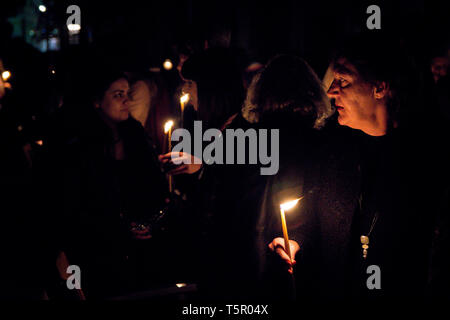 Chania, Grèce. Apr 26, 2019. Les chrétiens orthodoxes commémorent le Vendredi saint (vendredi) Grande comme ils participent à la procession de l'épitaphe en tenant des bougies, à l'occasion de se souvenir de Jésus Christ crucifixion. Credit : Nikolas Joao/Kokovlis SOPA Images/ZUMA/Alamy Fil Live News Banque D'Images