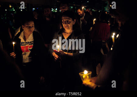 Chania, Grèce. Apr 26, 2019. Les chrétiens orthodoxes commémorent le Vendredi saint (vendredi) Grande comme ils participent à la procession de l'épitaphe en tenant des bougies, à l'occasion de se souvenir de Jésus Christ crucifixion. Credit : Nikolas Joao/Kokovlis SOPA Images/ZUMA/Alamy Fil Live News Banque D'Images