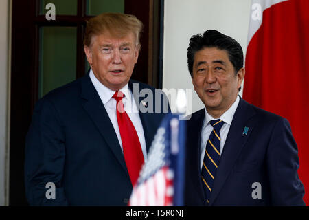 Washington D. C. 26 avr, 2019. Le Président américain Donald Trump (L) se réunit avec le Premier ministre japonais Shinzo Abe à la Maison Blanche à Washington, DC, le 26 avril 2019. Credit : Ting Shen/Xinhua/Alamy Live News Banque D'Images