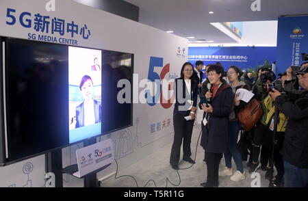 (190427) --BEIJING, 27 avril 2019 (Xinhua) -- un journaliste tente la 5G live broadcast via téléphone cellulaire au centre des médias de l'Exposition Horticole Internationale de Beijing 2019 à Beijing, capitale de Chine, le 27 avril 2019. Le Centre des médias, composé d'un certain nombre de domaines fonctionnels, l'exploitation a commencé officiellement le samedi pour fournir des services à des journalistes de la maison et à l'étranger. (Xinhua/Li Xin) Banque D'Images